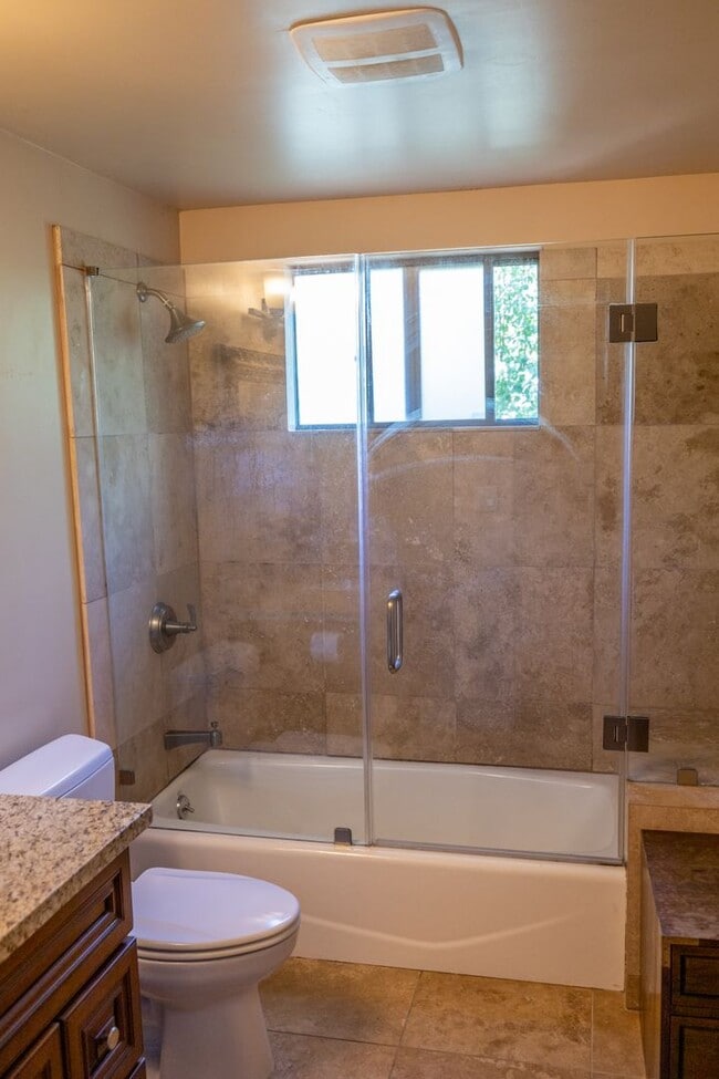 Building Photo - Beautiful Home in the Oakland Hills with v...