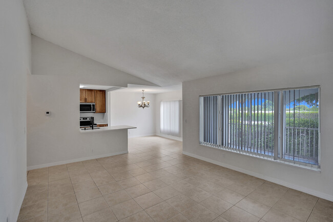 Building Photo - 815 W Boynton Beach Blvd