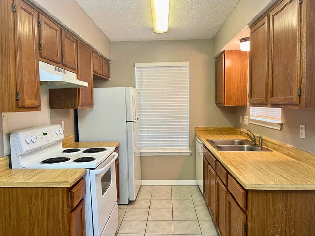 Building Photo - Ardash-9827 &amp; 9825