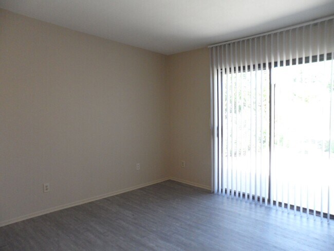 Building Photo - Spacious 2 Bed/2 Bath Home In Cathedral City!
