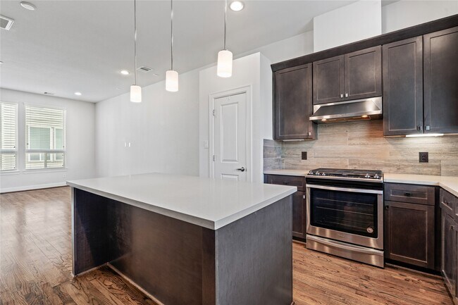 Building Photo - 1013 W 17th St