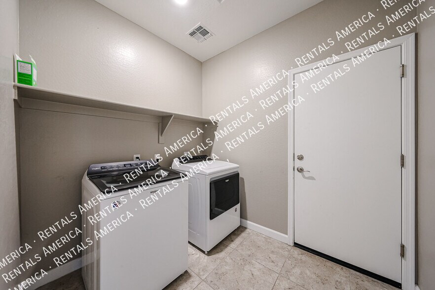 Building Photo - 29539 W Whitton Ave