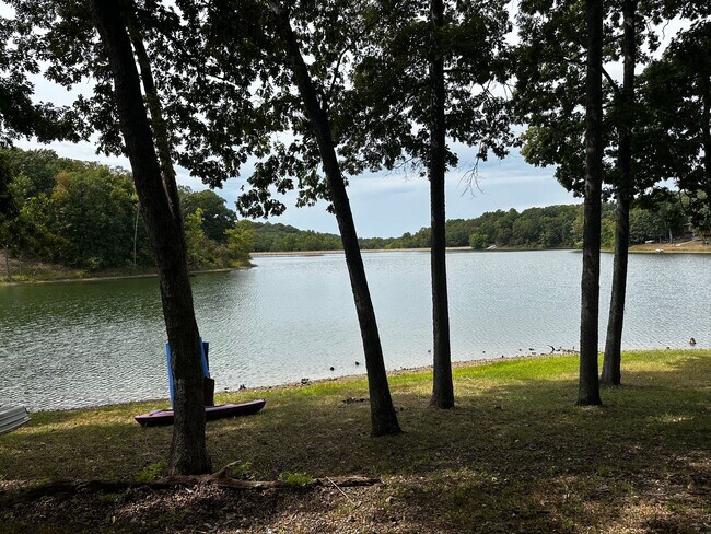 Building Photo - 2 Bedroom Apartment on Lake Treeline in Four Seasons