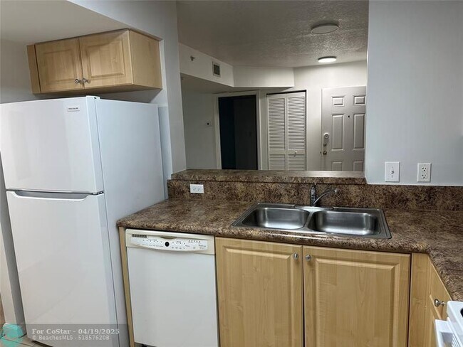 Building Photo - 529 E Sheridan St