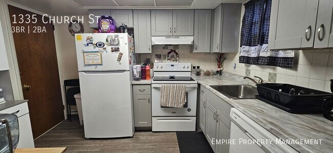 Building Photo - 3 Bedroom/1.5 Bathroom Town House in Fount...