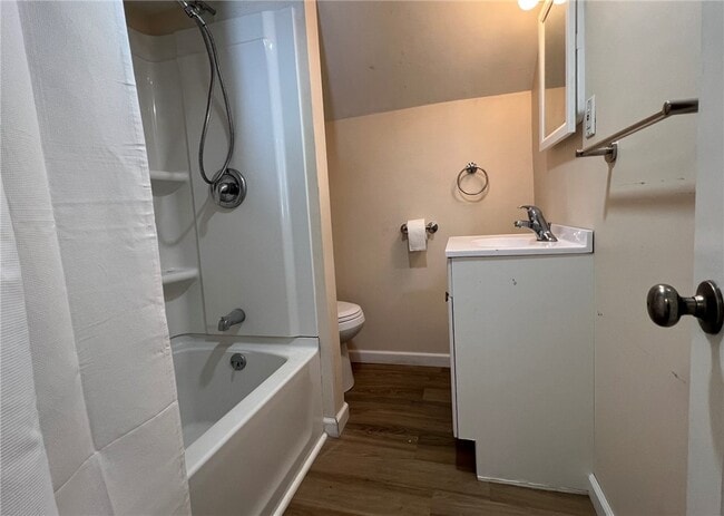 Building Photo - 404 Perry St