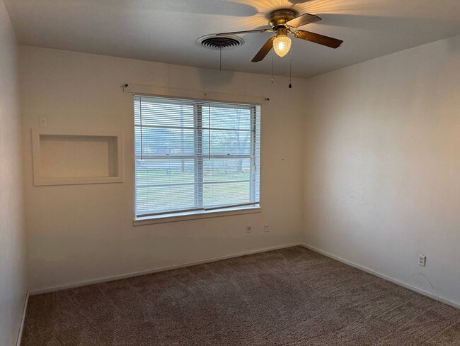 Building Photo - 5 Bed 2 Bath Home w/ 6.14 Acres In Iowa Park ISD.