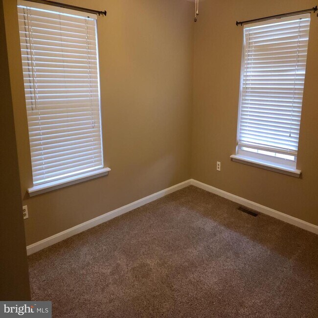 Building Photo - 135 Hill Valley Dr