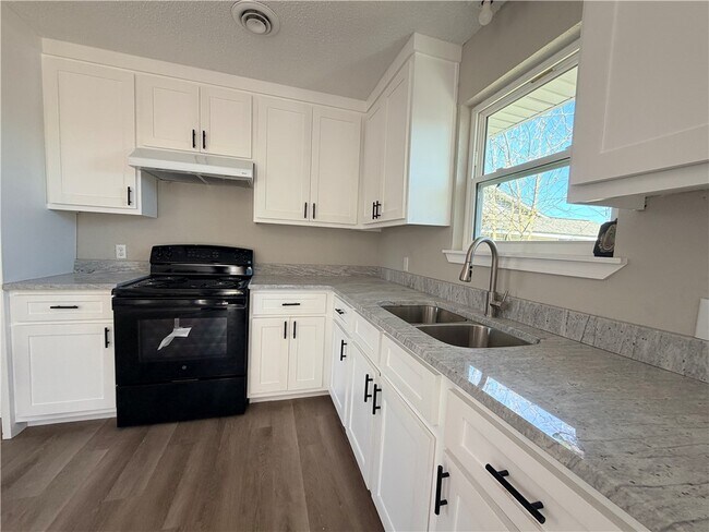 Building Photo - 501 David St