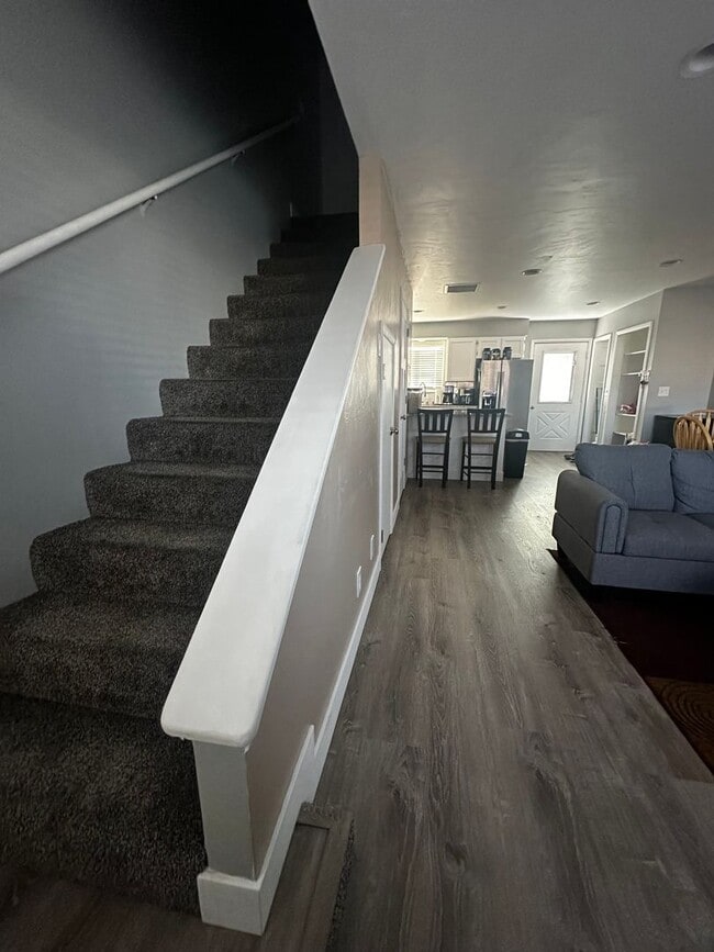 Building Photo - Beautifully Updated 2 Bed Townhome with Pool Access