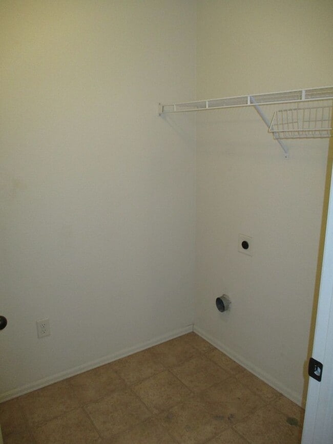 Building Photo - Beautiful 3 bedroom, 2.5 bath 2 story home...