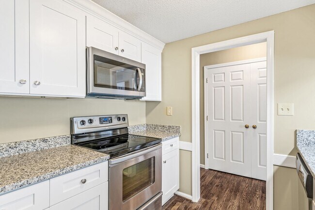 Building Photo - Newly Updated Park Place Townhome in Green...