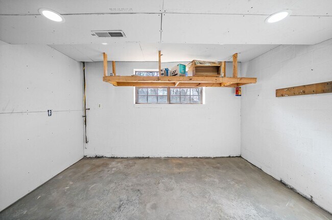 Building Photo - 3 Bedroom 2 Bath Country Home For Rent in Dover!