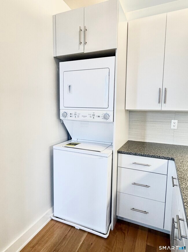 Building Photo - 60 Willow St