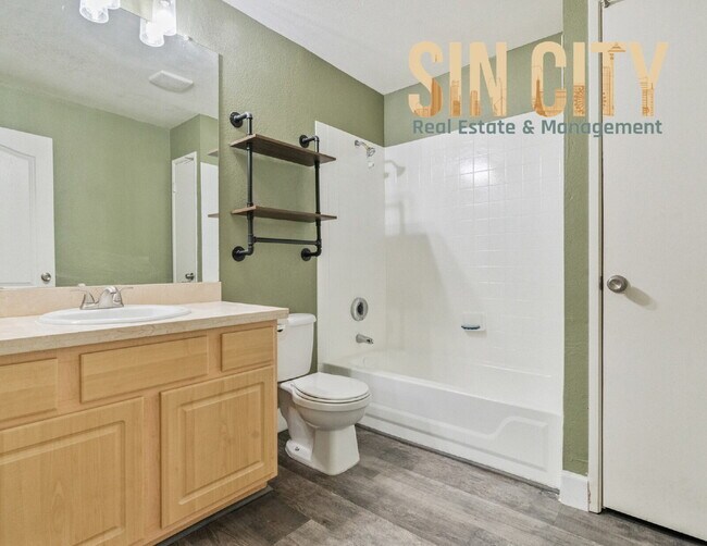 Building Photo - "Spacious 2-Bed, 2-Bath Condo Retreat on W...