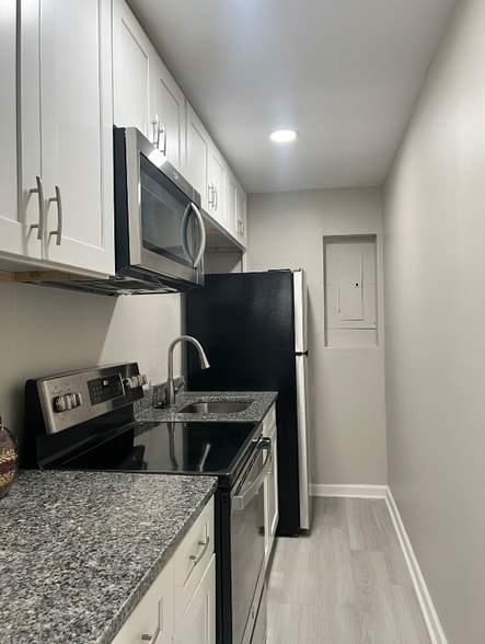 Building Photo - 2299 Boulevard Granada SW