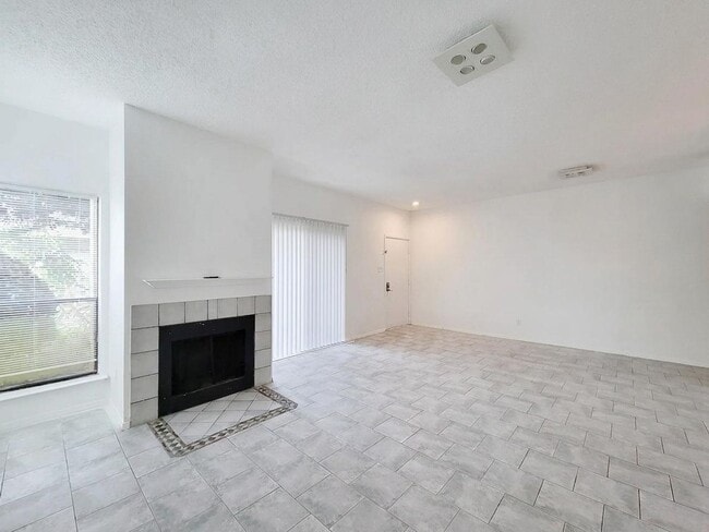 Building Photo - Spacious one of a kind 2 bedroom 2 bath condo in excellent condition. Entire condo has been paint...