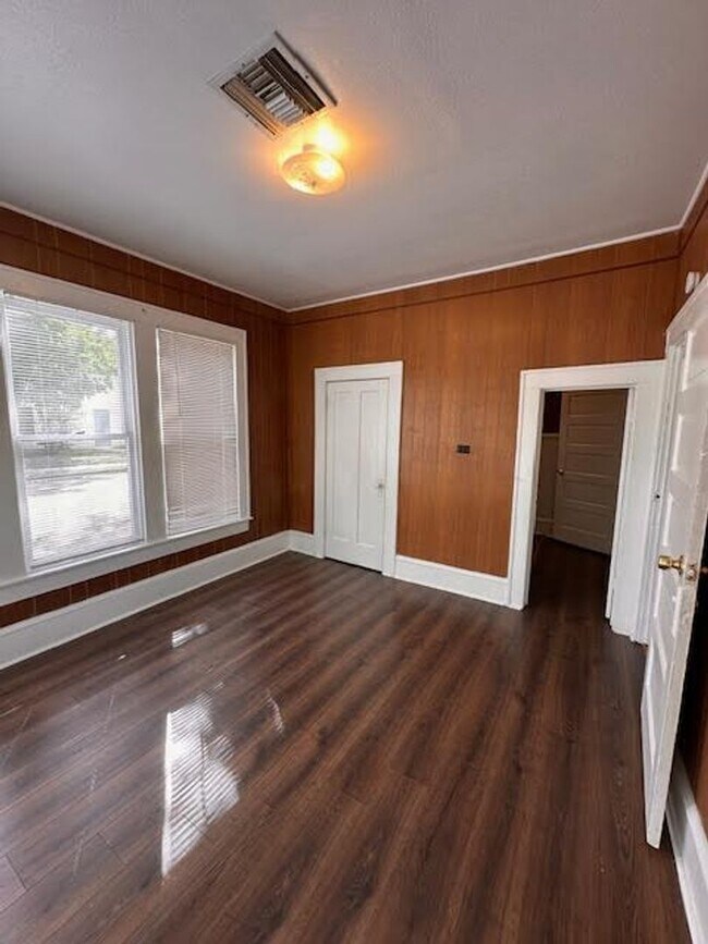 Building Photo - 2724 Bosque Blvd