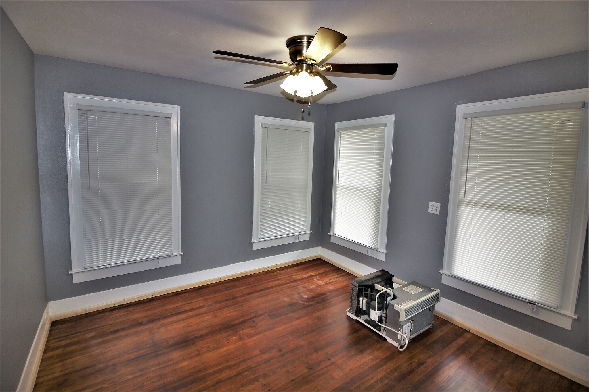 Building Photo - 4405 Woodside St