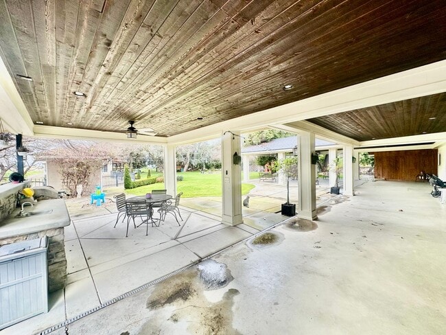 Building Photo - Gorgeous 4/3 Country Estate with 2000sf Barn