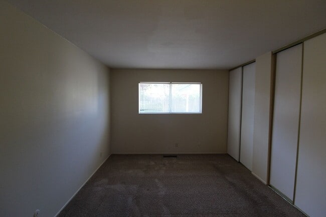 Building Photo - Concord 3 bedroom 2 bath new carpet, new paint,  home in quiet neighborhood!