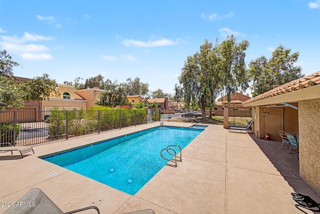 Building Photo - 2084 N Sunset Dr