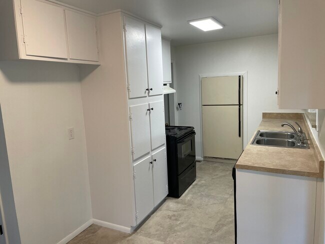 Building Photo - 8371 Oakwood St