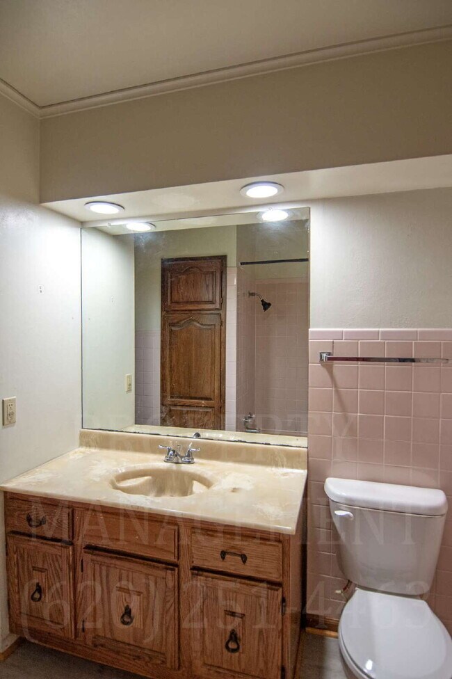 Building Photo - 2-Bedroom Duplex