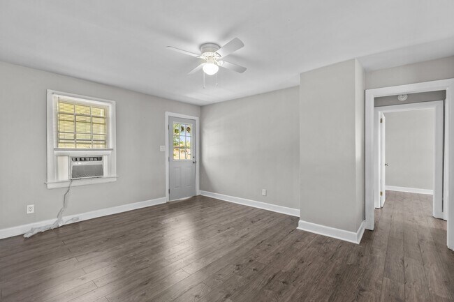 Building Photo - 2101 Montclair Dr