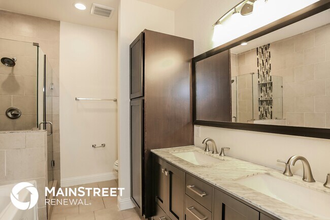 Building Photo - 14908 Oakwood Ln