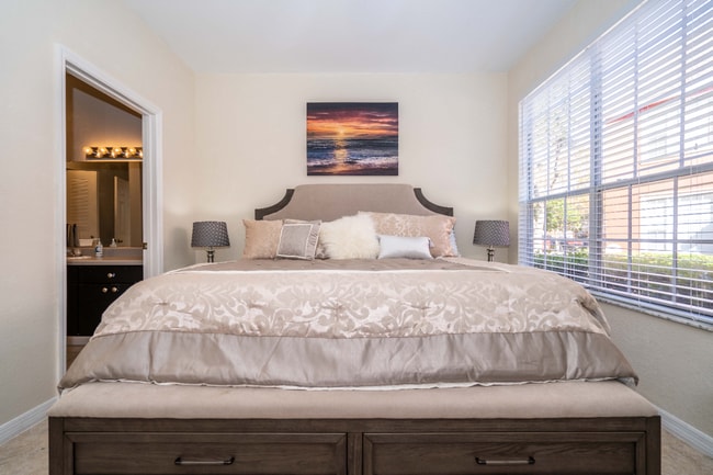 Building Photo - "Charming 2-Bed, 2-Bath Townhouse Retreat in Tampa's Serene White Lake Court!"