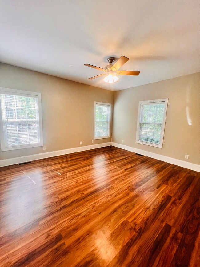 Building Photo - Tucked Away 3 Bedroom Gem on Private Road ...