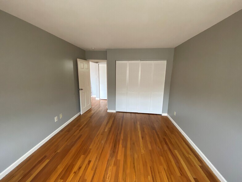 Building Photo - 6 Colonial Rd