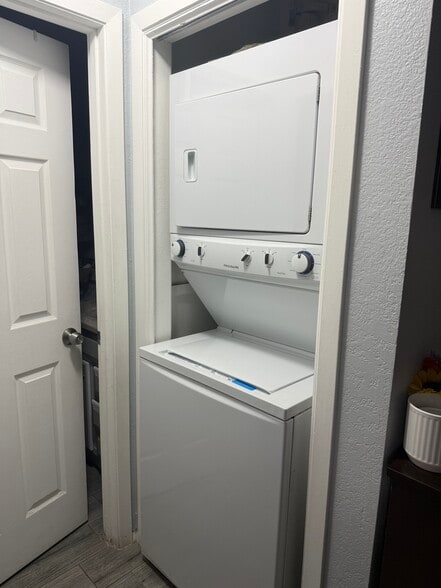 Washer/Dryer In-Unit - 2263 S Buckley Rd
