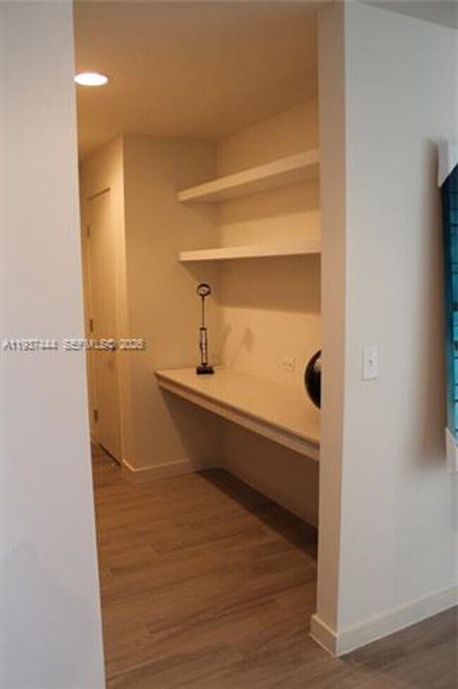 Building Photo - 999 SW 1st Ave