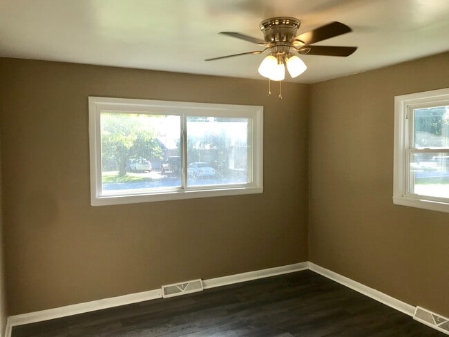 Building Photo - Updated SE Springfield Home -Available Now