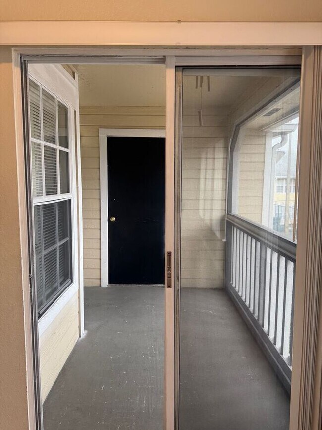 Building Photo - Beautifully remodeled 2/2 condo in Tradewinds, Metrowest!