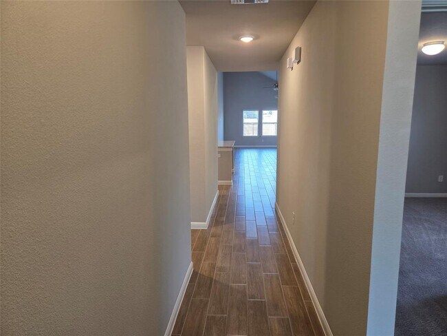 Building Photo - 208 Comet Pointe Dr
