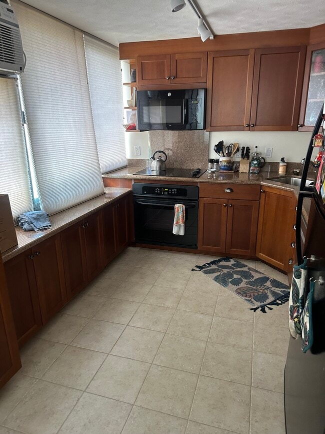 Building Photo - 343 Hobron Ln