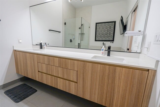 Building Photo - 709 Memorial Heights Dr