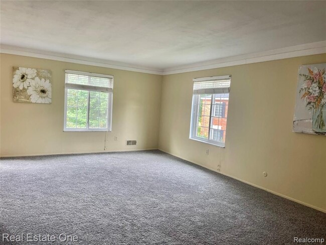 Building Photo - 688 E Fox Hills Dr