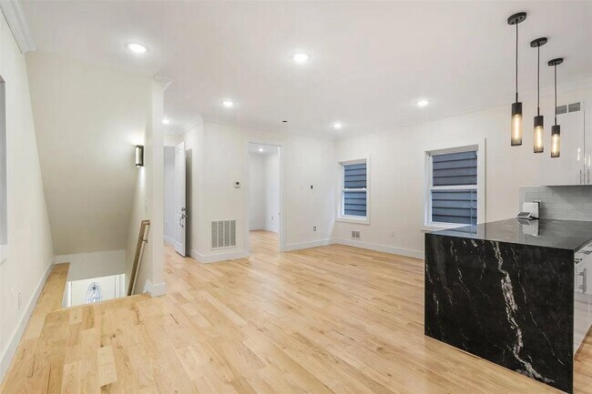 Building Photo - 379 Ege Ave