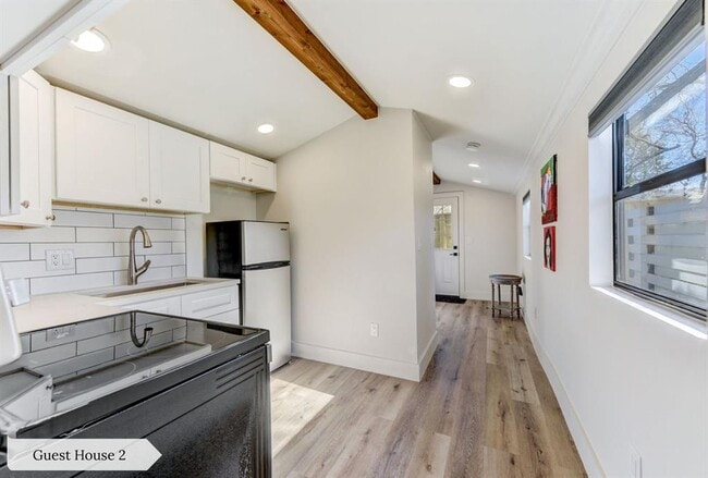 Building Photo - 7002 Whispering Oaks Dr