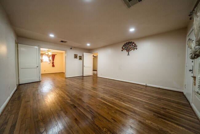 Building Photo - 2218 Chapman St