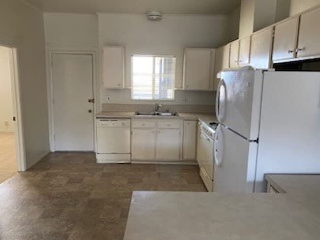 Building Photo - Monterey Duplex