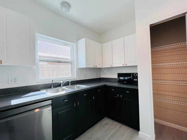 Building Photo - Beautifully Updated 4 bed 2 bath 2 car gar...