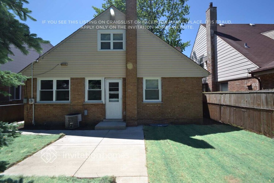 Building Photo - 5240 Lee St