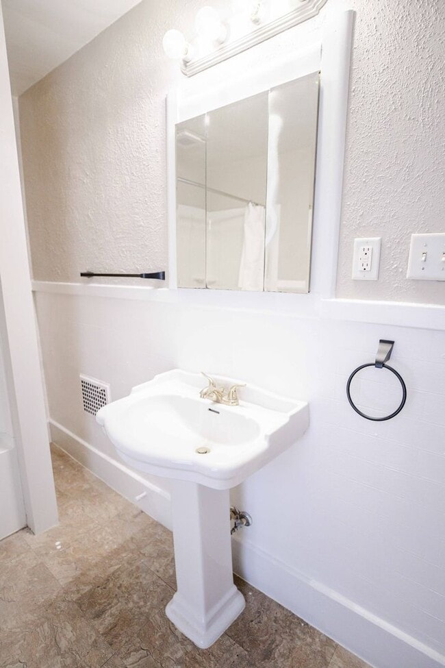 Building Photo - Spacious and Beautidul Four Bedroom Home!