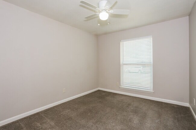 Building Photo - 5907 Willow Crest Dr