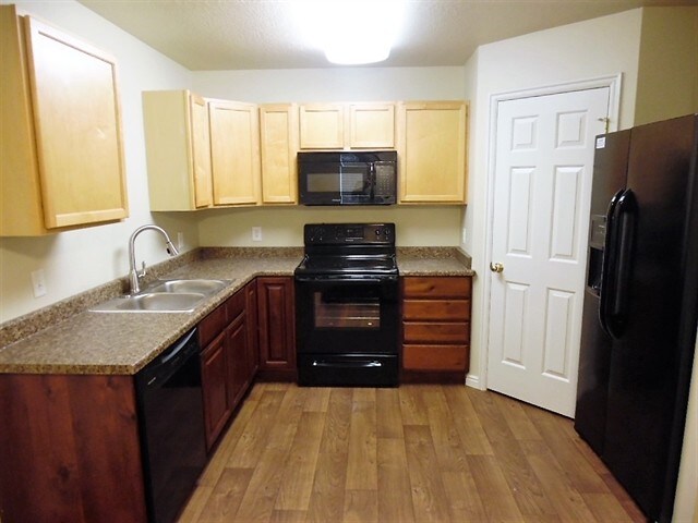 Building Photo - 385 Pommel Dr